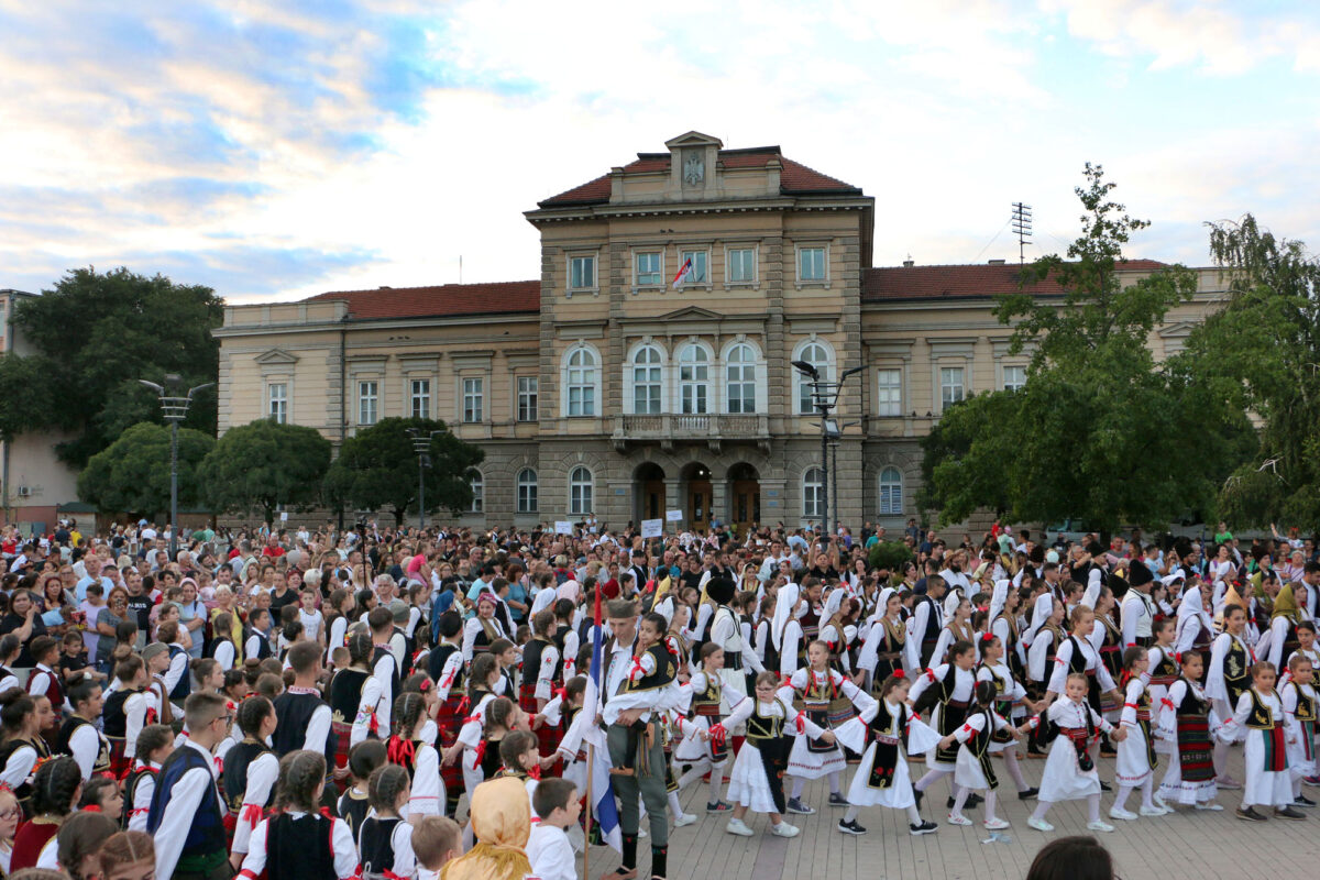Дефилеом две хиљаде учесника центром града најављен богат програм Културног лета у Смедереву